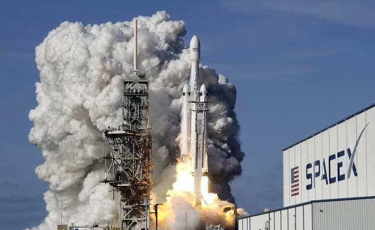 Η SpaceX έγραψε ιστορία εκτοξεύοντας τον ισχυρότερο πύραυλο στον κόσμο (βίντεο)
